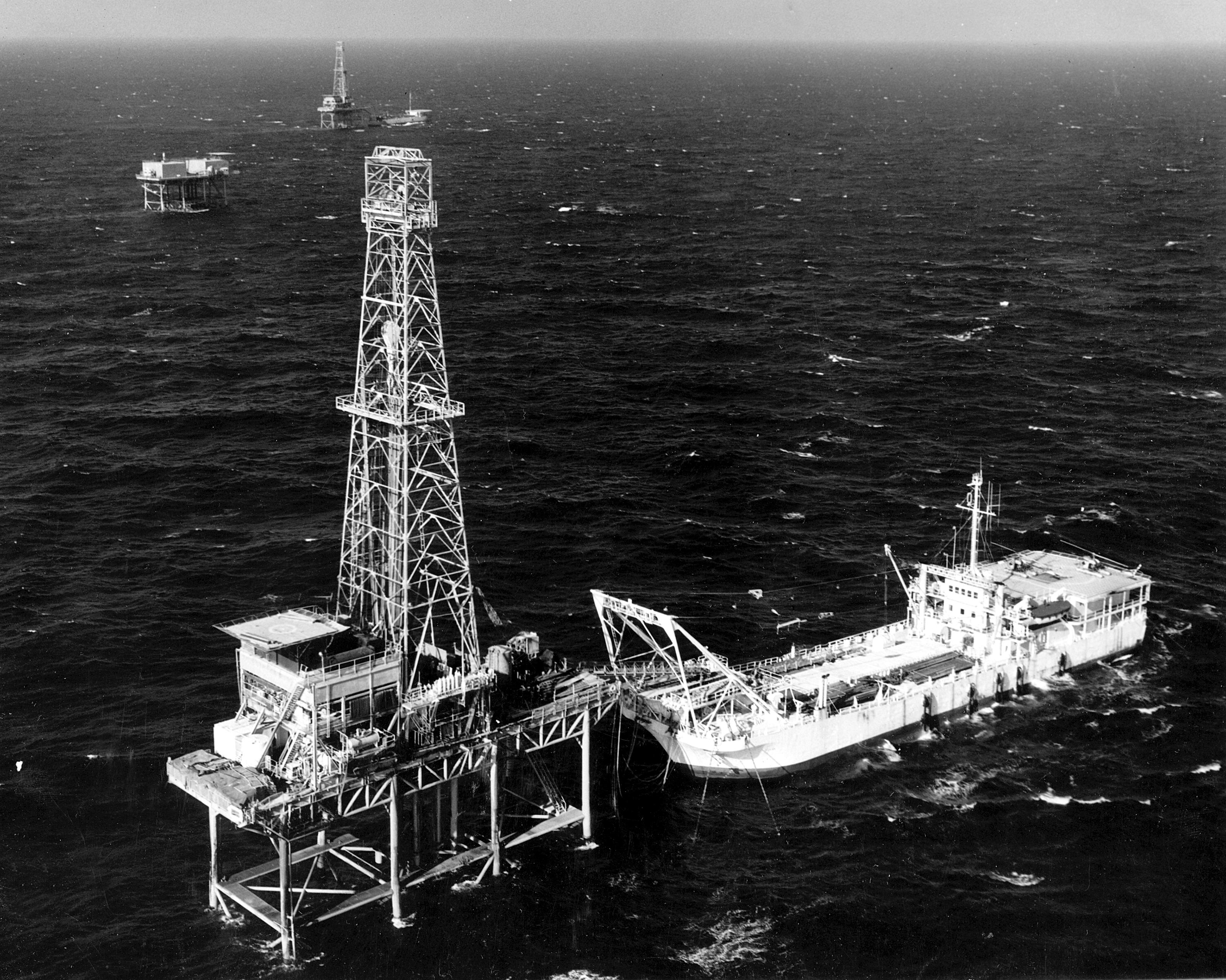 Public domain offshore oil rig platform used as project workflow visual